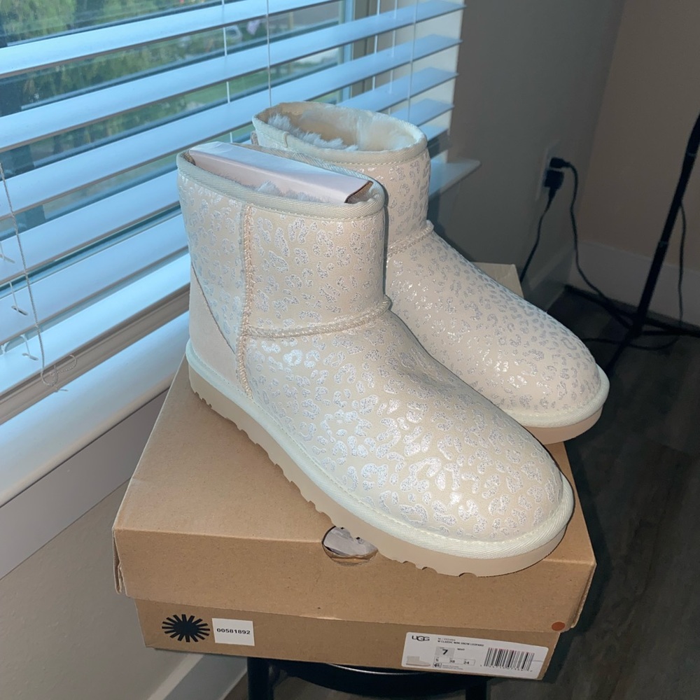 Brand new , never worn authentic white leopard mini ugg boots - Picture 4 of 5